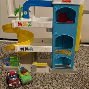 Fisher-Price Little People Wheelies Garage Playset with 2 wheelies
